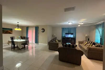 Quiet getaway near Xanadu Beach, Freeport with Central Air, WiFi & free parking.