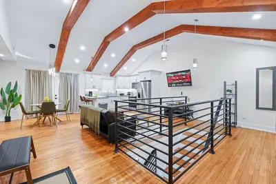 Image de Luxury 4br Near Airport & Downtown / Gated Yard, Smart Security & Pet-Friendly!