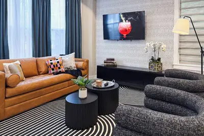 Image de Speakeasy Vibe ~ Luxe 1br ~ <2min walk to Mkt Sq