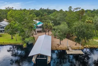 Image de 3-bedroom Riverfront home with private boat dock and view of Steinhatchee River.