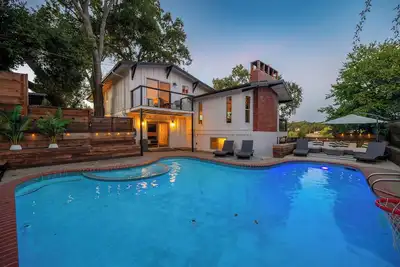 Image de LakeView - Pool - Hot Tub - Game Room - Walk to Park/Zoo - putt putt golf