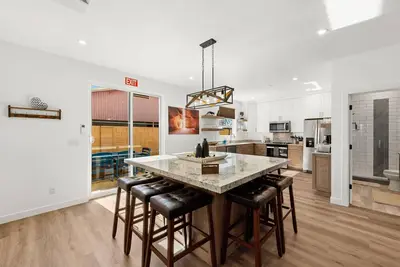 Image de A-New Townhome with Pool, Downtown 1 Block From Restaurants, Pickle ball!