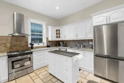 Image de Central 2br - King Bed - 1 min to Subway\/Yonge St