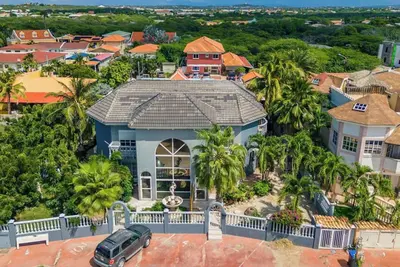 Image de Renovated 2br 2. 5ba  Eagle Beach  SuperFood