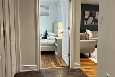 Image de Spacious & Modern Cozy Basement Apartment – Your Home Away from Home!