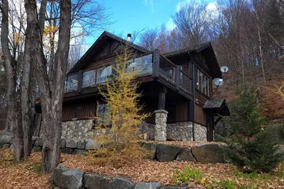 Image de Chalet douillet, vue sur lac, golf et montagne, Spa, lit king, accès au resort.