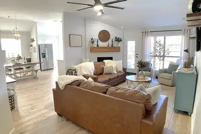 Image de Stunning and Stylish Family Retreat w/Hot Tub, Fire Pit, Kids Room + Game Room