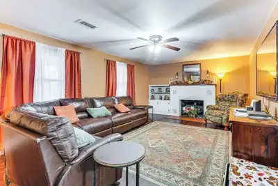 Image de < 1 Mi to Main St Berryville: Spacious Family Home