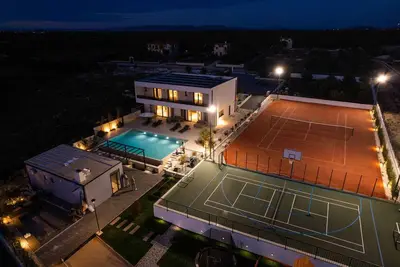 Image de \tVilla Freedom with tennis court, infinity pool and sauna