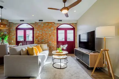 w* | Efficient 2br w/ Balcony in Casco Viejo
