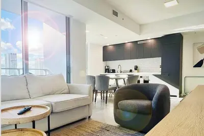 Image de A Gallery in the Sky, Rare Corner Unit. Pool & Gym