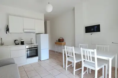 Image de Dinky's apartment with forest view balcony