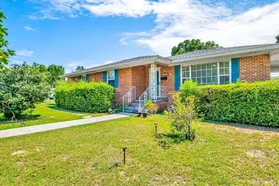 Image de This house is a 6 bedroom(s), 3 bathrooms, located in Pensacola, Fl.