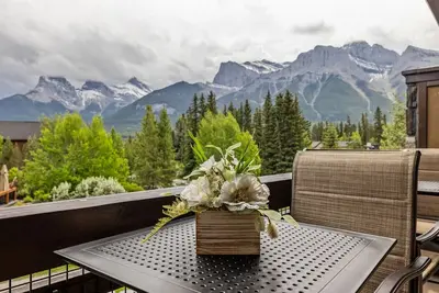 Image de Three Peaks Haven | Epic Views