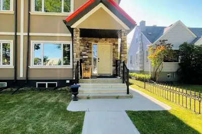 Image de Spacious 6-bedroom house in central Edmonton with Ac, WiFi, Parking