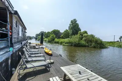 Image de Bateau confortable près du lac