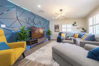 Image de Home with Backyard Fun: Hot Tub, Golf, Bbq, Games!
