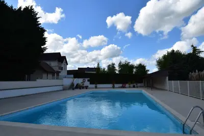 Image de Charmante maison de vacances avec piscine et étang