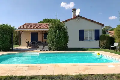 Image de Villa avec jardin près de beau terrain de golf