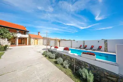 Image de Villa א Policnik avec piscine