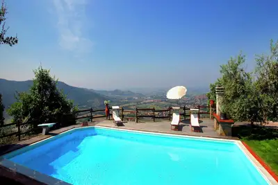 Image de Villa en Toscane avec Piscine et Vue