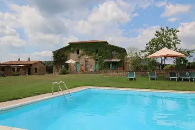 Image de Belle ferme avec piscine en forĂŞt Ă Sorano