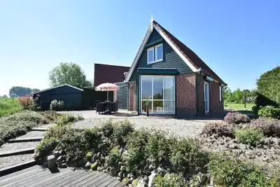 Image de Maison à Ooltgensplaat près du lac