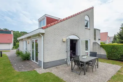 Image de Villa cosy avec four micro-ondes entourée de verdure