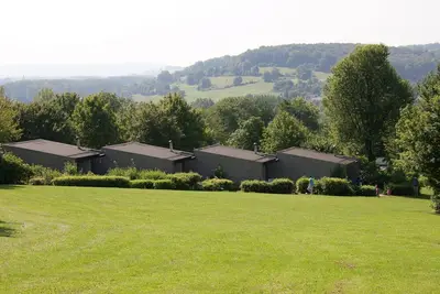 Image de Bungalow à flanc de colline avec jardin