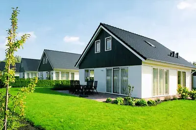 Image de Villa individuelle avec lave-linge, autour d'un lac.