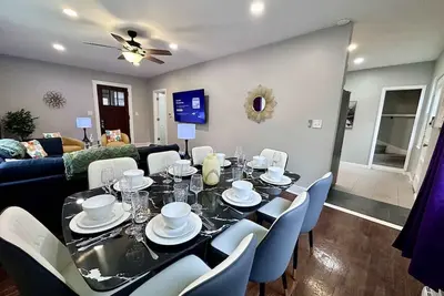 Image de Peaceful Giant House close to city