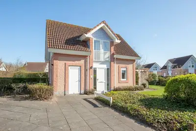 Image de Villa individuelle entretenue et jardin, à 1 km de la plage.