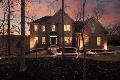 Image de Elegant 5br Escape on 5 Wooded Acres: Near Historic Manassas & 1 Hour from Dc