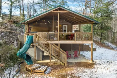 Image de Cozy Cabin Stay for 8 w/Hot Tub, 3 Mi to Parkway!