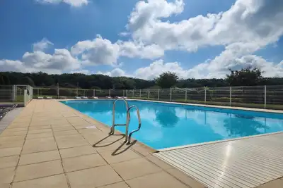Image de Villa spacieuse avec jardin et piscine