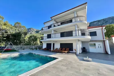 Image de Grande maison de vacances avec piscine et terrasse
