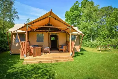 Image de Belle tente lodge près d'un lac