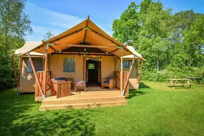 Image de Jolie tente lodge avec salle de bain près d'un lac