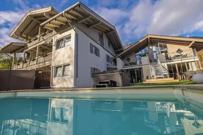 Image de AlpenglĂĽhn vacation apartment with direct access to the pool and whirlpool