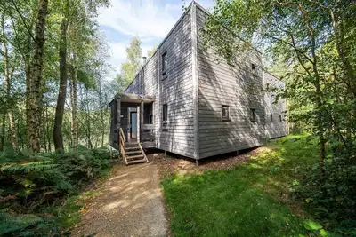 Image de Maison au bord du lac dans la nature par belvilla
