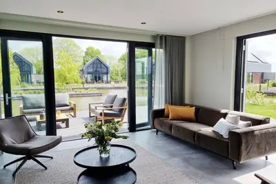Image de Luxueuse villa sur l'eau indépendante avec ponton