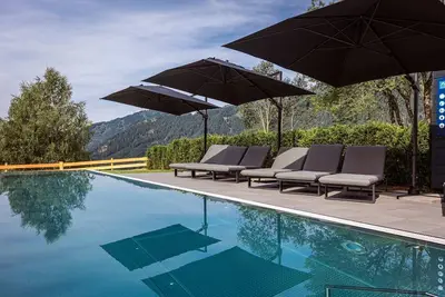 Appartement avec piscine à débordement partagée