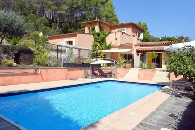 Image de Belle maison de vacances avec piscine