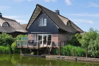 Image de Villa avec terrasse sur l'eau en Frise