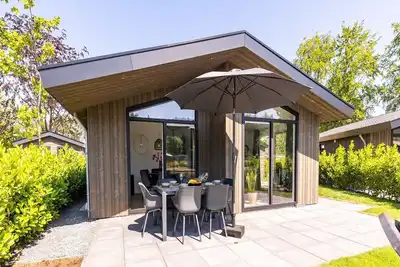 Image de Chalet au Bord de l'Étang avec Sauna
