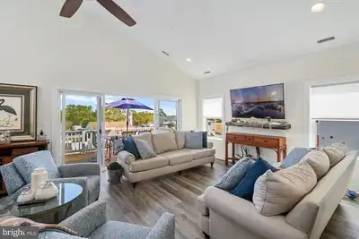 Image de Beautiful & Comfortable Waterfront Home with Private Dock!