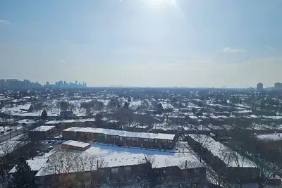Image de Right in the middle of Thornhill, Vaughan and North York. \nBathurst & Steeles