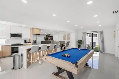 Image de 5 Bdr, 9 beds, Sleeps 12, Luxury Oasis Pool, 6 miles to beach