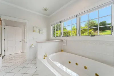 Image de This spacious cottage is located in a private building with its own entrance a few steps from the Main Inn. Features include a private balcony, bedroom with a king-size bed, gas fireplaces, private bathroom with double whirlpool tub and separate show