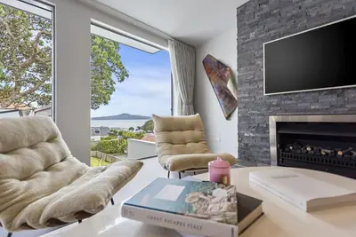 Image de Elegant Executive Townhouse| by Furnished Rentals